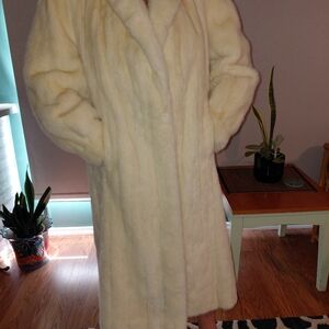 Cream,white Mink Coat. Floral Embroidered Lining . Vintage Gorgeous